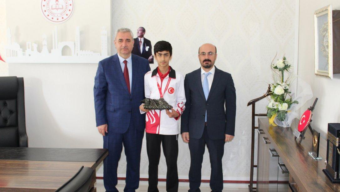 İlçemiz Türk Telekom Ortaokulu öğrencisi Yunus Emre ATTAR, yüzme dalında Yıldızlar Türkiye üçüncüsü olmuştur. 