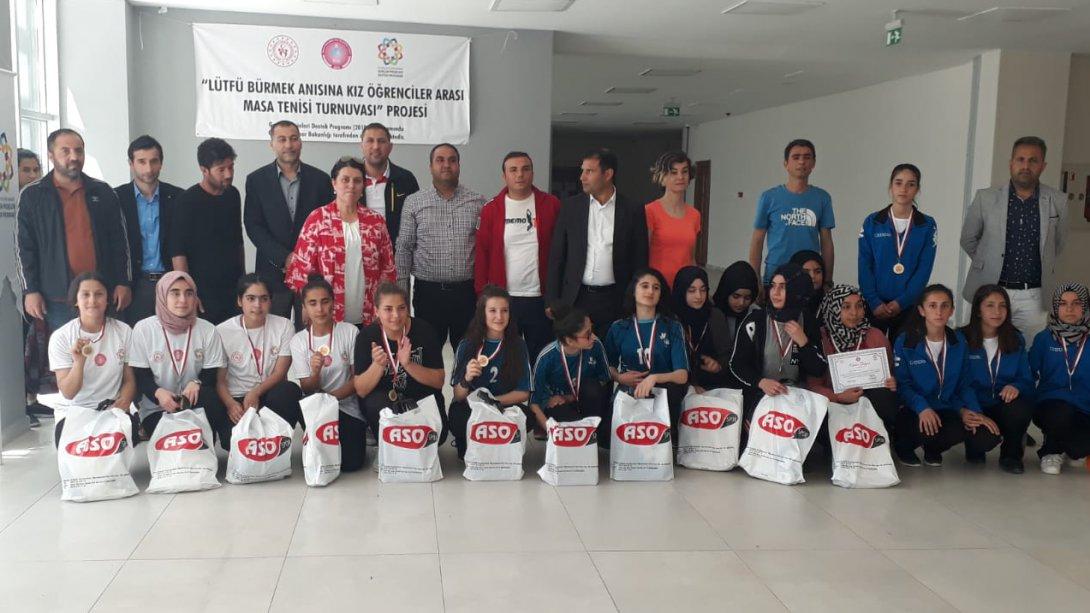 Kızlararası Masa Tenisi Yarışmasında Borsa İstanbul Kız Anadolu Lisesi Öğrencileri Birinci Olmuştur.  