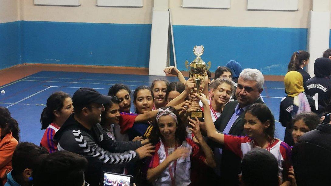 Hacı Abdurrahman Özdemir Ortaokulu öğrencileri Voleybol müsabakalarında iki kupa almıştır.