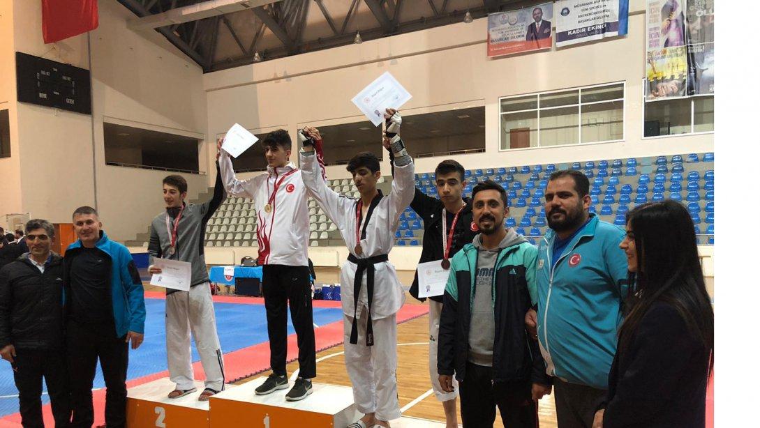 Zeytindalı Anadolu Lisesi'nden Taekwondo Başarısı
