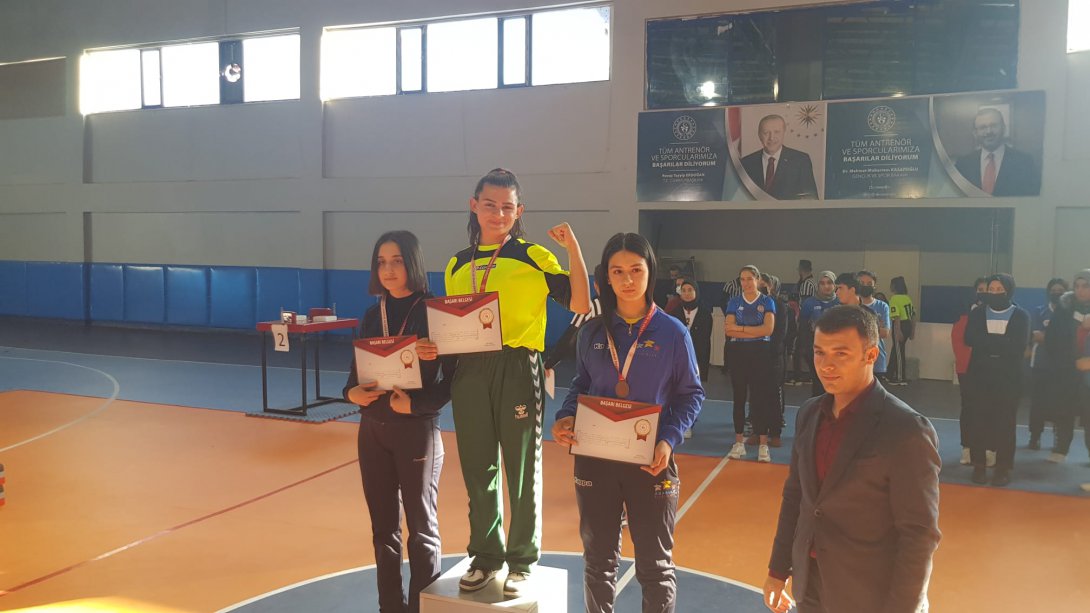 Borsa İstanbul Kız Anadolu Lisesi Öğrencisi Rozerin KAYA, Tatvan'da Yapılan Bilek Güreşi Şampiyonasında  Bölge Birincisi Oldu.