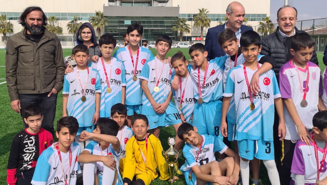 Hacı Abdurrahman Özdemir Ortaokulu Küçükler Kategorisi Erkekler Futbol Turnuvasında Namağlup Şanlıurfa Birincisi Olmuştur.