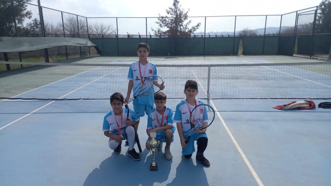 Okul Sporları  Küçükler Kategorisi Erkekler Tenis Şampiyonası'nda Hacı Abdurrahman Özdemir Ortaokulu Şanlıurfa İkincisi Oldu.