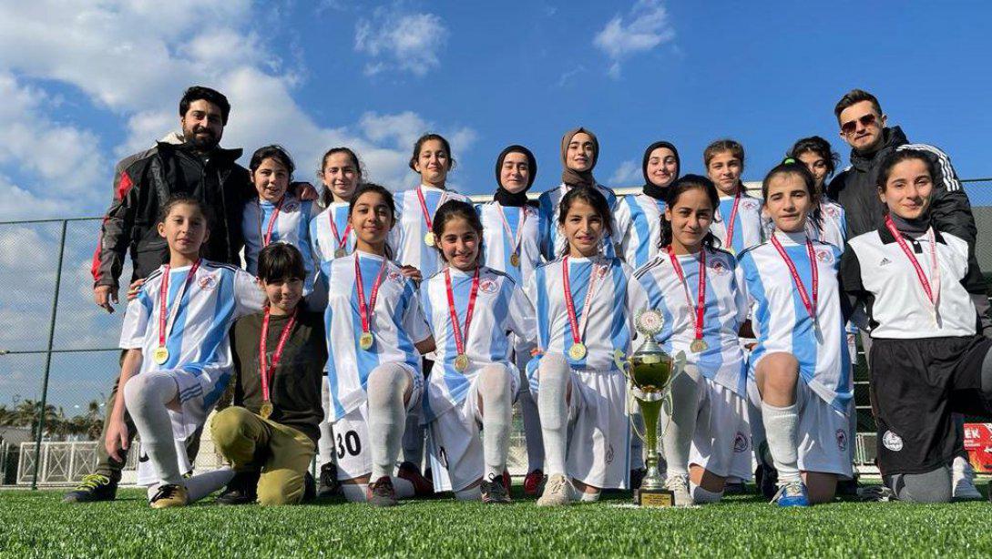 Şehit Mustafa Direkli Ortaokulu Öğrencileri Yıldızlar Kız Futbol Turnuvasında  İl Şampiyonu Oldu.