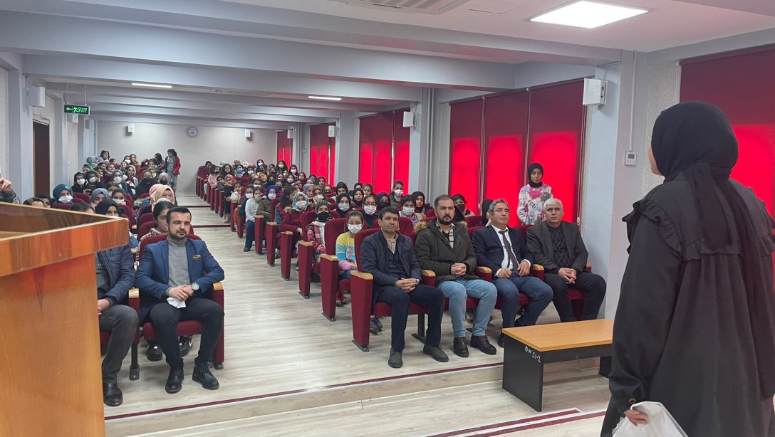 Ayşe Hümeyra Kız Anadolu İmam Hatip Lisesi'nde 18 Mart Çanakkale Zaferi ve Şehitleri Anma Programı Düzenlendi.