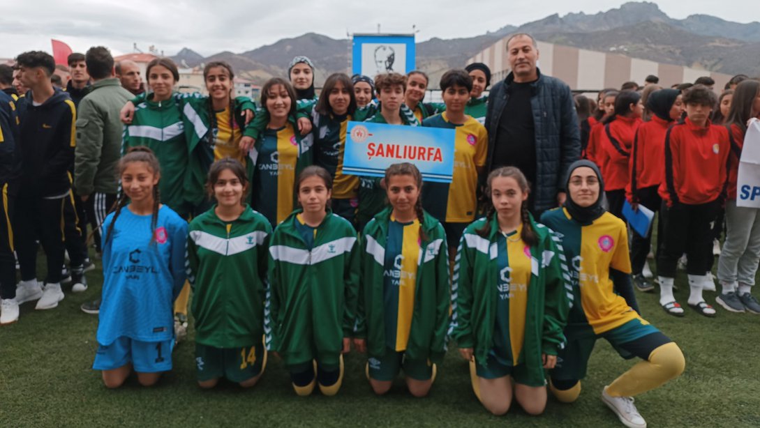 Borsa İstanbul Kız Anadolu Lisesi , Tunceli'de Yapılan Gençler Futbol  Müsabakalarında Grup Birincisi Oldu.