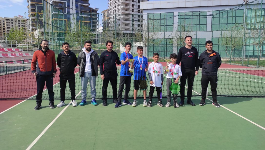 Hacı Abdurrahman Özdemir Ortaokulu , Kort Tenisi Küçük Erkeklerde Şanlıurfa Şampiyonu Oldu.