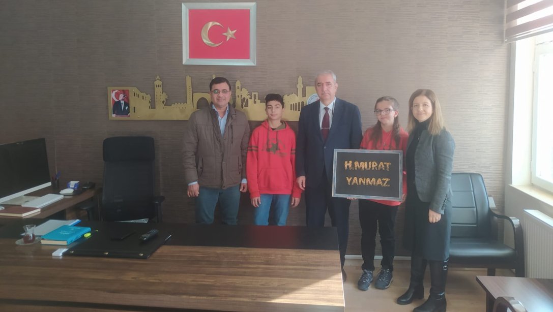 Güzelşehir Mahmut Tekke Ortaokulu Öğrencileri , İlçe Milli Eğitim Müdürümüz Hacı Murat YANMAZ'ın Öğretmenler Gününü Kutladılar.
