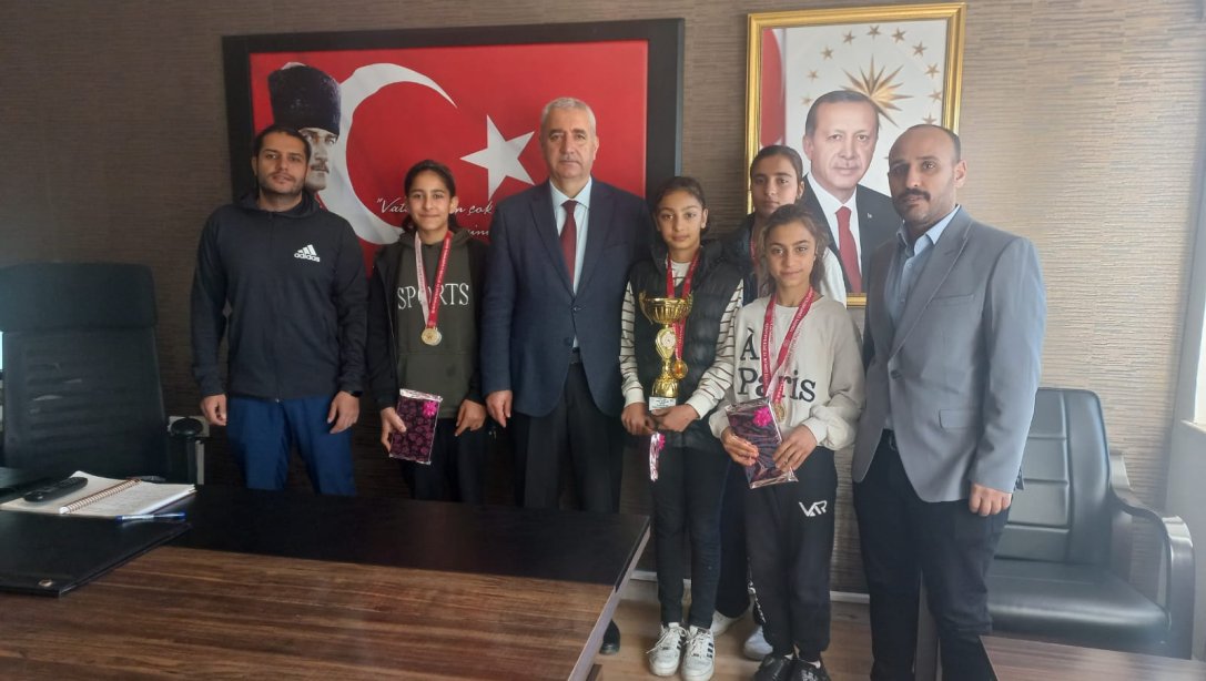 İlçe Milli Eğitim Müdürümüz Hacı Murat YANMAZ , Sportif Başarı Elde Eden Öğrencileri Makamında Kabul Etti.