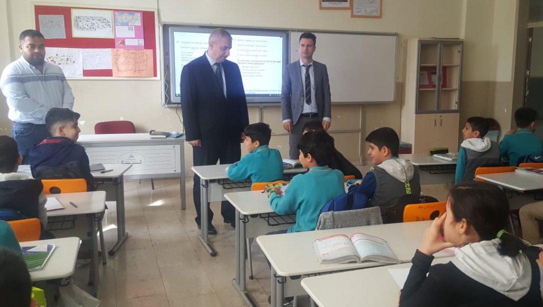 İlçe Milli Eğitim Müdürümüz Hacı Murat YANMAZ, Şehit Mustafa Direkli Ortaokulu´nu ziyaret ettiler. 