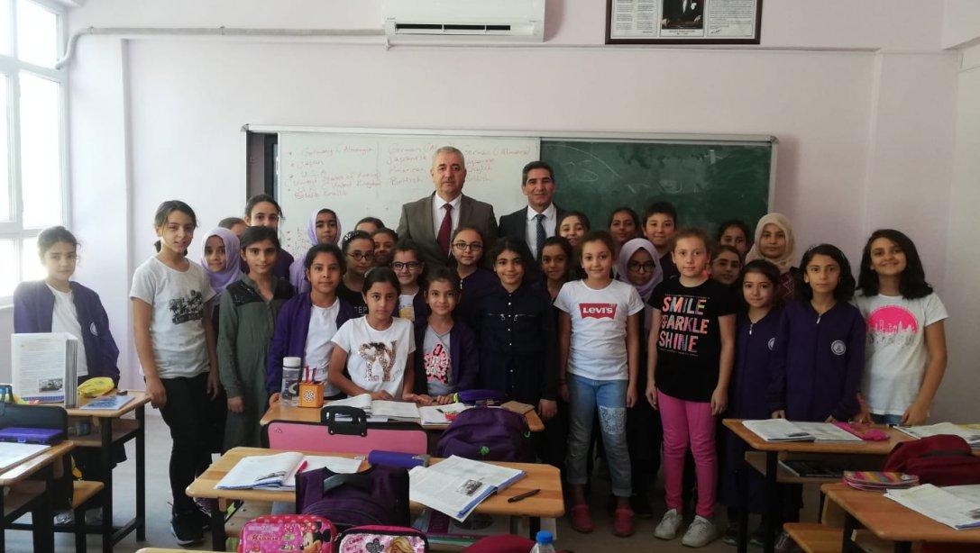 İlçe Milli Eğitim Müdürümüz Hacı Murat YANMAZ, Hatice Kübra Kız Anadolu İmam Hatip Lisesi'ni ziyaret ettiler. 