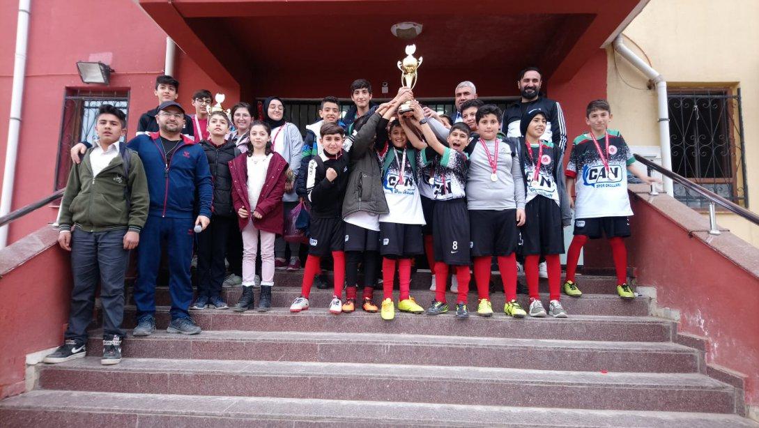 Okul Sporları Futbol Küçüklerde Hacı Abdurrahman Özdemir Ortaokulu Birinci Oldu.