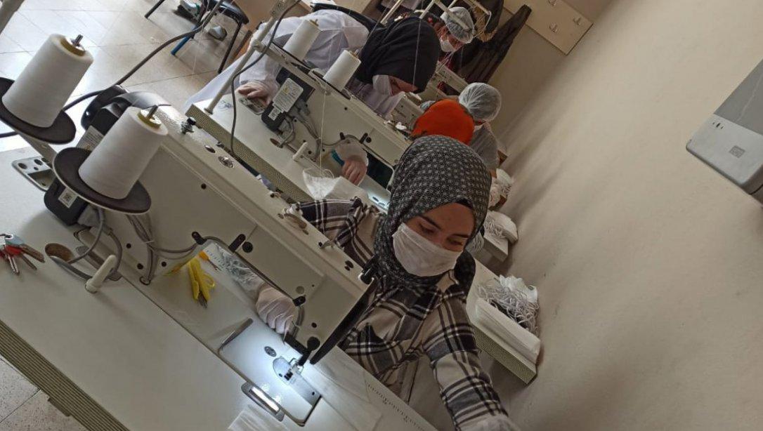 Karaköprü GAP Mesleki ve Teknik Anadolu Lisesi tarafından günlük olarak 10-15 bin arasında maske üretimi yapılmaktadır. 