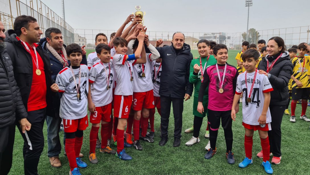 Yıldızlar Kategorisi Erkek Futbol Turnuvasında Hacı Abdurrahman Özdemir Ortaokulu Namağlup Şampiyon Oldu.