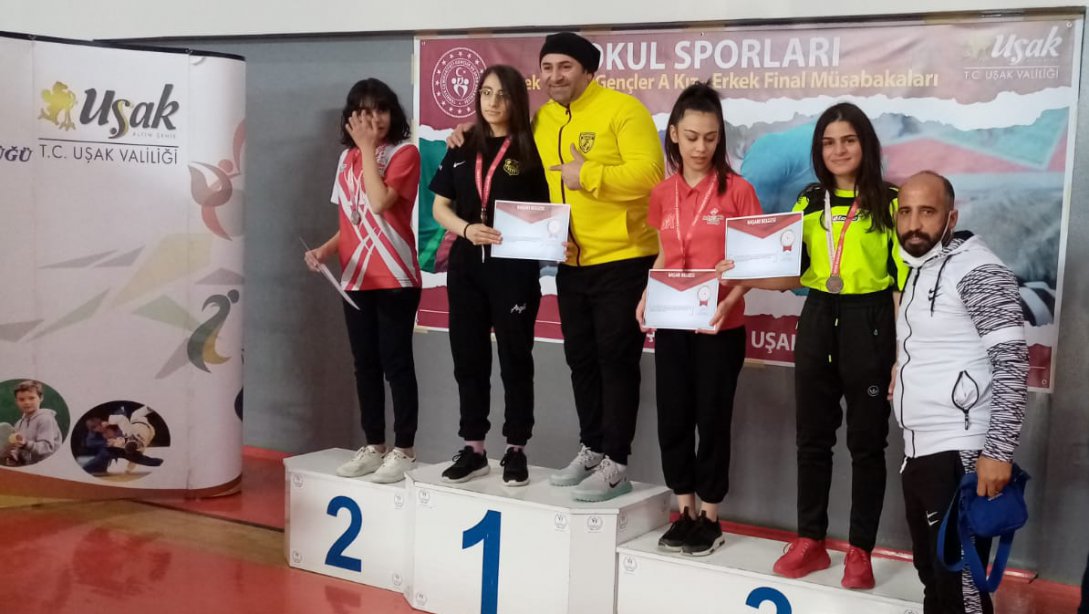 Borsa İstanbul Kız Anadolu Lisesi Öğrencisi Rozerin KAYA ,  Okul Sporlarında Bilek Güreşinde Türkiye Finallerinde 4. Oldu.