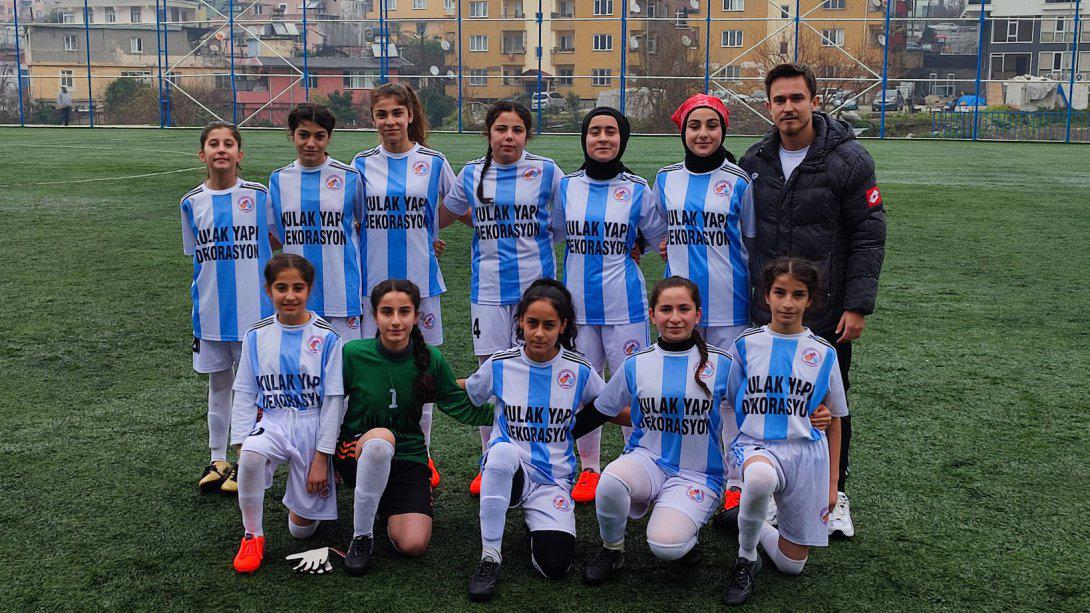 Şehit Mustafa Direkli Ortaokulu Kız Futbol Takımı Bölge Turnuvasında  Şampiyon Oldu.