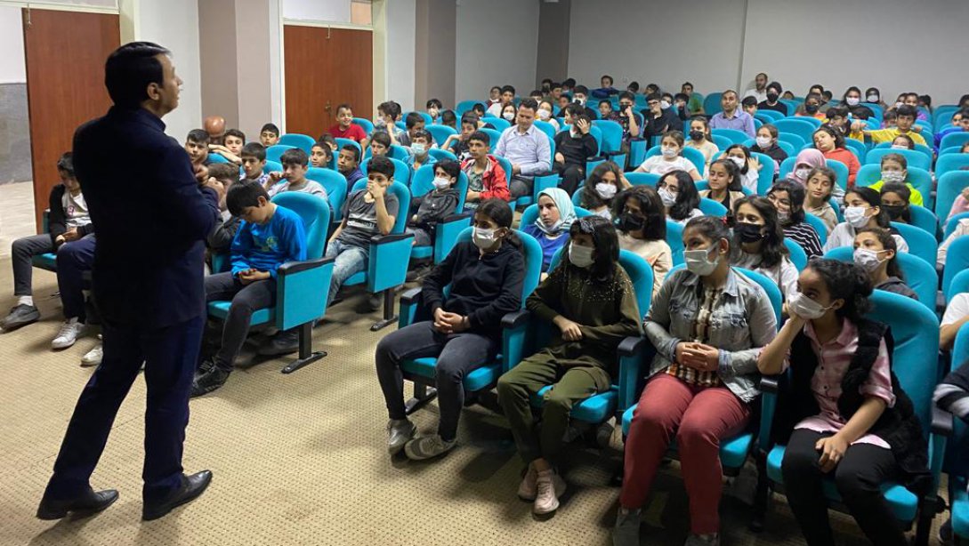 Şehit Mustafa Direkli Ortaokulu Öğrencilerine Değerler Eğitimi Kapsamında Seminer Verildi.