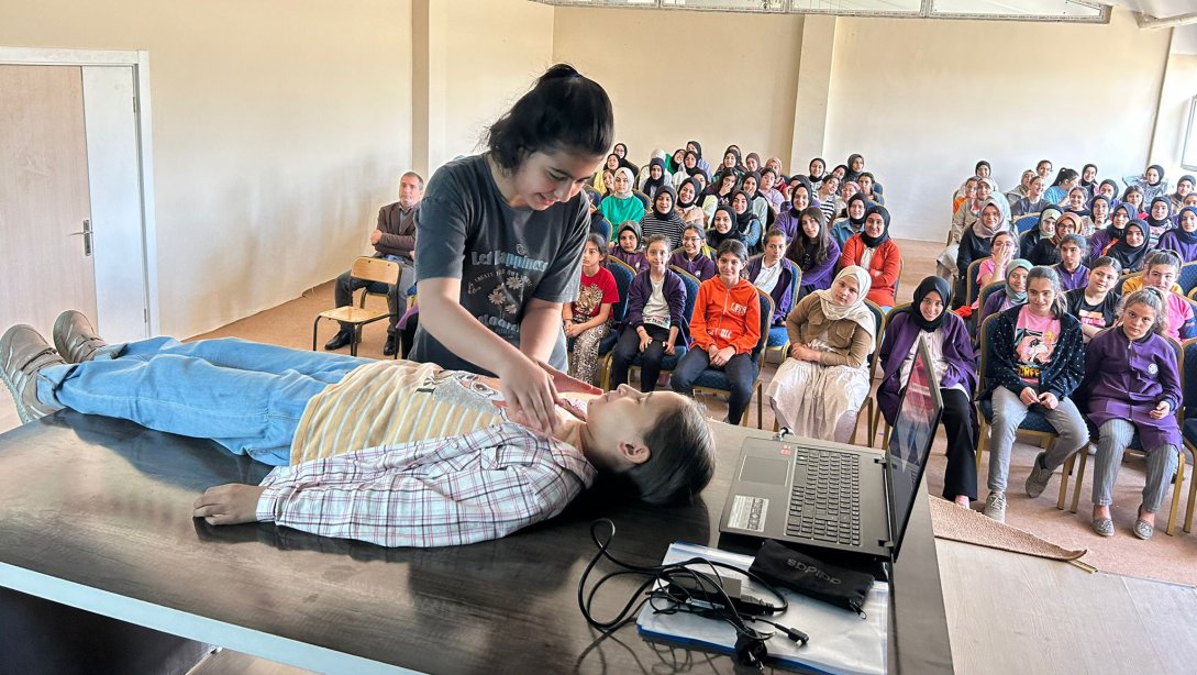 Hatice Kübra Kız Anadolu İmam Hatip Lisesi Öğrencilerine İlk Yardım Eğitimi Verildi.