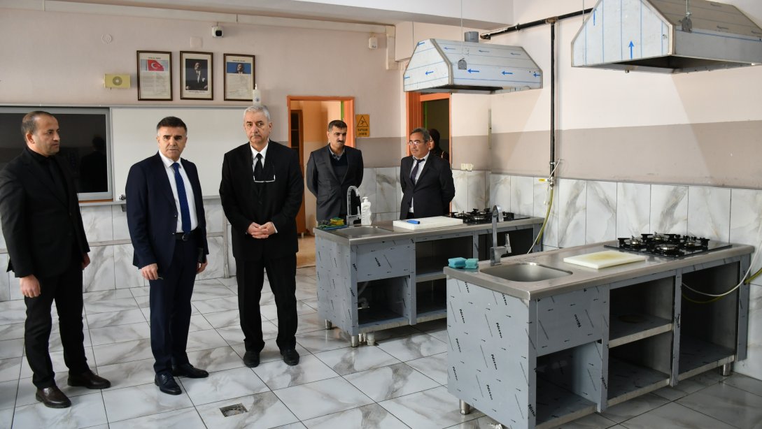 İl Milli Eğitim Müdürü Asım SULTANOĞLU , Evliya Çelebi Mesleki ve Teknik Anadolu Lisesi'ni Ziyaret Etti.