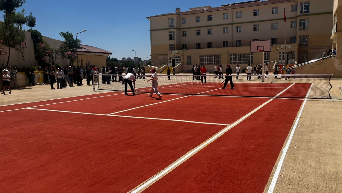 Necip Nazıl Kısakürek Fen Lisesi Tenis Kortunu Faaliyete Geçirdi. 